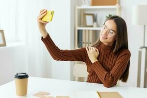 aluna Educação Aprendendo menina jovem blogueiro selfie sorrir telefone computador portátil foto