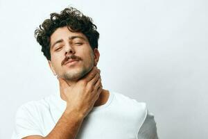 sorrir homem estilo de vida cabelo camisa isolado hipster camiseta branco natural fundo sério americano moda retrato foto