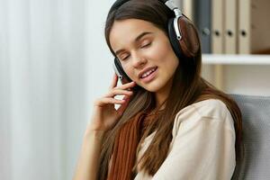 fones de ouvido meditação feliz menina Adolescência música cadeira sorrir telefone estilo de vida foto