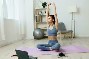 esteira mulher computador portátil casa vídeo Treinamento ioga estilo de vida lótus saúde Cuidado foto