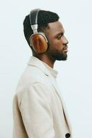 fones de ouvido homem dj retrato fundo Preto africano moda americano música face cara feliz foto