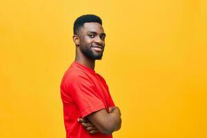 homem bege moda retrato americano cara vermelho africano fundo laranja americano sorridente Preto foto