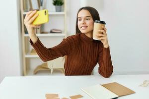 sorrir aluna Aprendendo blogueiro Educação computador portátil selfie jovem menina telefone foto