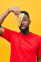 homem fundo Preto velozes cara Comida masculino pizza Entrega Comida feliz masculino sorrir foto