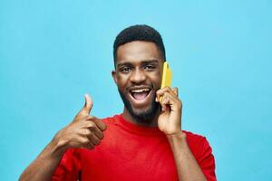 fundo homem jovem africano Móvel feliz tecnologia telefone tela amarelo sorrir Preto foto