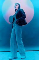 morena mulher hipster moda luz colorida modelo beleza néon ásia na moda foto