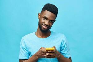 telefone homem propaganda Preto feliz Móvel jovem fundo africano tecnologia mensagens de texto sorrir foto