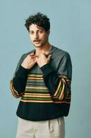 homem bonito suéter hipster sorrir natural copyspace retrato na moda face moda foto