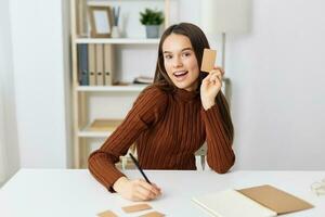 estudante mesa escrivaninha menina adolescente caderno preparação Educação exame aluna foto