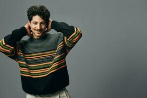 bonito homem face hipster retrato copyspace alegre sorrir moda suéter na moda foto