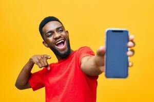 amarelo homem africano feliz telefone tecnologia telefone fundo espaço Móvel jovem Preto cópia de Móvel foto