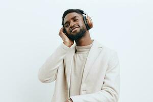 homem fundo cabeça africano dj africano americano música retrato fones de ouvido cara Preto moda foto