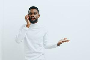 homem Preto tecnologia feliz Móvel sorrir jovem homem de negocios africano telefone aplicativo foto