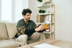 homem tecnologia mensagem quarto freelance conexão telefone comunicação casa sofá digitando estilo de vida foto