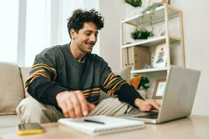 homem adulto conexão o negócio casa freelance sorrir trabalhando conectados retrato sofá feliz computador portátil computador foto