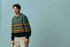 estúdio homem copyspace na moda cabelo bonito retrato sorrir hipster suéter face moda confiante foto