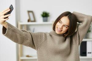 mulher blogueiro Câmera selfie Smartphone casa emoção Móvel cabelo foto telefone