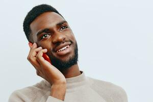 homem estilo de vida jovem Móvel homem de negocios africano telefone sorrir tecnologia Preto feliz foto