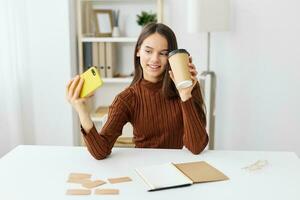 blogueiro sorrir jovem computador portátil Aprendendo telefone menina selfie aluna Educação foto