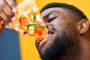 homem pizza Entrega sorrir cara isolado estúdio velozes Comida feliz fundo Comida Preto foto