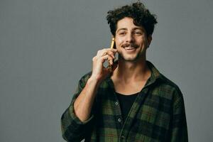 sorrir homem cinzento estilo de vida estúdio fundo telefone feliz à moda foto