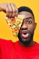 hábito homem Comida fundo Preto africano americano Comida Entrega velozes cara pizza feliz sorrir foto