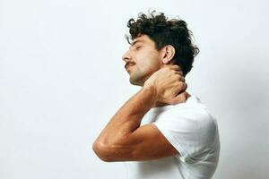 retrato homem sorrir camiseta branco moda isolado fundo hipster foto