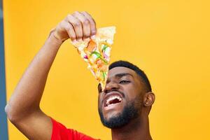 Entrega homem masculino fundo Comida Preto fatia feliz pizza sorrir Comida velozes cara foto