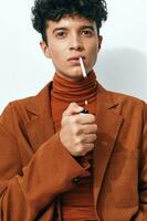 homem moda sentado bege fumar cigarro retrato foto