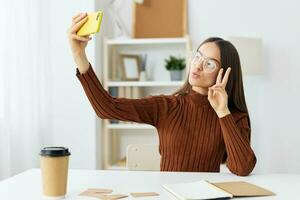 sorrir computador portátil blogueiro Aprendendo jovem menina selfie Educação aluna telefone foto