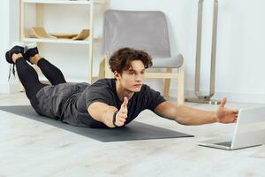 ginástica homem esporte casa saúde saudável Treinamento interior casa estilo de vida atividade foto