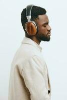 na moda homem retrato fundo Preto dj música fones de ouvido americano moda africano cara feliz foto