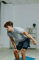 atividade homem halteres saúde esporte estilo de vida quarentena casa Treinamento interior cinzento foto
