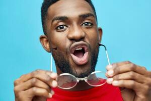 homem africano americano retrato estilo Preto à moda modelo óculos Veja azul moda foto