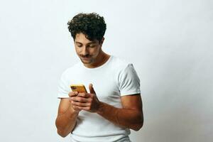 homem expressão tecnologia camiseta Natal mensagem retrato o negócio conectados estilo de vida em pé branco hipster telefone foto