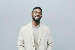 homem americano amigáveis Preto feliz emoção sorridente retrato confiante africano sorrir jovem foto