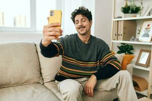 homem pessoa mensagem casa estilo de vida telefone sofá computador digitando tecnologia comunicação selfie foto