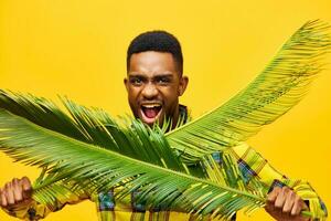 homem tropical adulto africano moda à moda amarelo americano Palma Preto árvore Diversão feliz foto