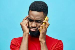 feliz homem Móvel hipster fundo sorrir telefone jovem africano pessoa Preto tecnologia foto