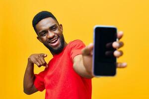 telefone homem fundo Móvel amarelo em branco jovem feliz africano tecnologia Preto estúdio foto