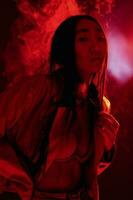 moda mulher arte conceito néon caucasiano luz retrato colorida ásia vermelho na moda foto