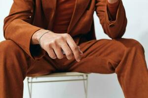 moda homem bege estilo de vida roupas aluna hipster na moda sentado retrato bonito fumar pensativo foto