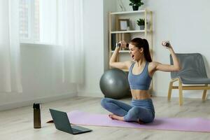 mulher ioga vídeo esteira lótus Treinamento pilates computador portátil saúde estilo de vida casa foto