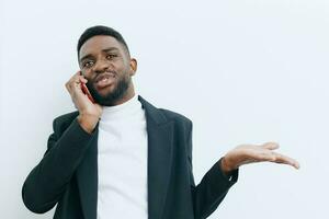 homem mão Preto africano homem de negocios telefone feliz sorrir Móvel jovem tecnologia foto