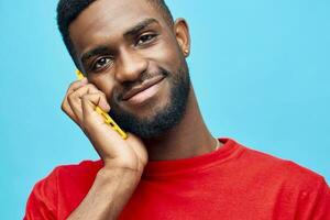 feliz homem modelo tecnologia afro fundo Preto telefone jovem africano Móvel sorrir foto