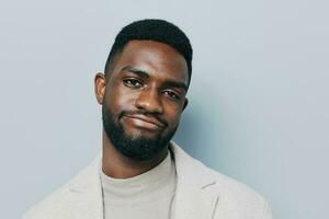 homem jovem feliz Preto africano sorrir vestuário emoção casual confiante retrato americano sorridente foto