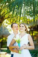 lindo, feliz recentemente casado casal foto