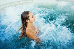 mulher dentro uma natação piscina do Parque aquático foto