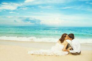 recentemente casado casal em a de praia foto