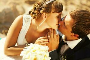 lindo, feliz recentemente casado casal foto